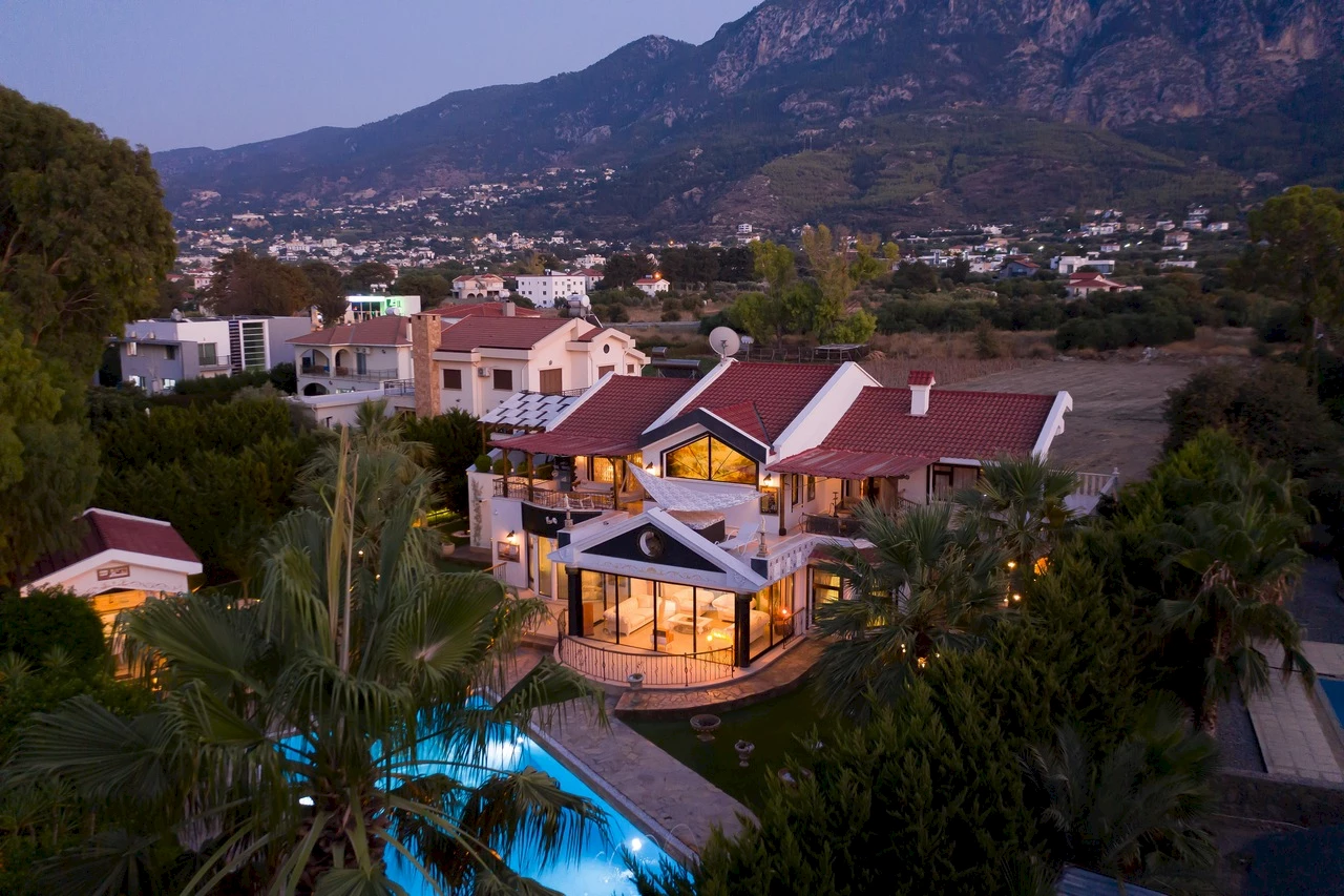Luxuriöse 5+3 Villa in Lapta: Paradiesische Oase in der Nähe des Meeres