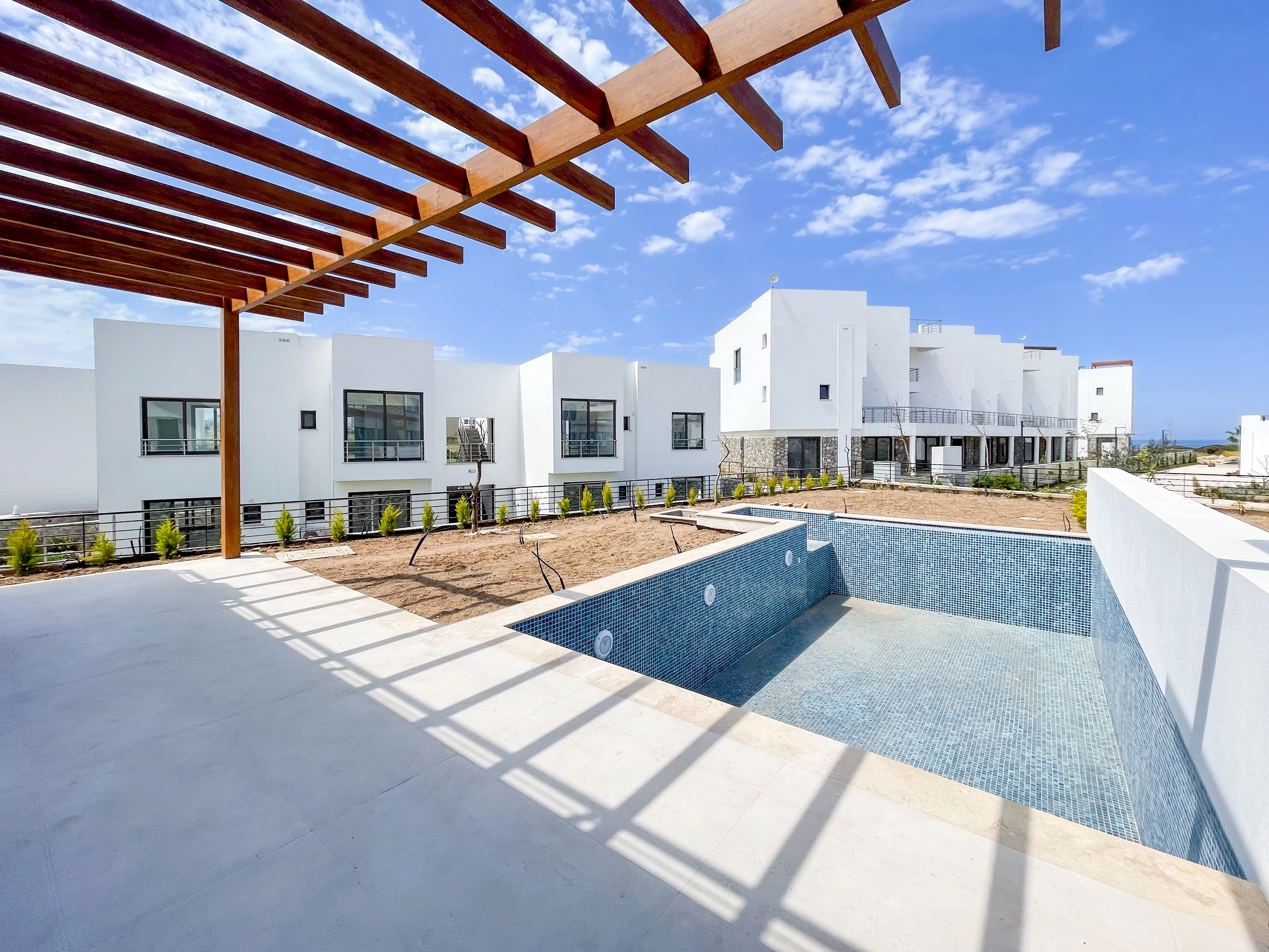 Premium 3+1 Wohnung in Mykonos Homes mit eigenem Garten und Pool