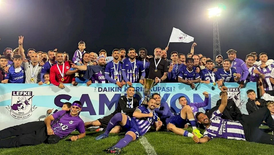 Η ποδοσφαιρική ομάδα Λεφκέ κατακτά το Κύπελλο Κύπρου