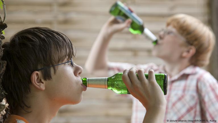Mädchen konsumieren mehr Alkohol und Drogen als Jungen – Studie