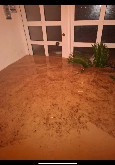 Viss dubļos — kurš atlīdzinās zaudējumus?: Aknar Sitesi iedzīvotāji pēc lietus palikuši viens pret vienu ar sekām