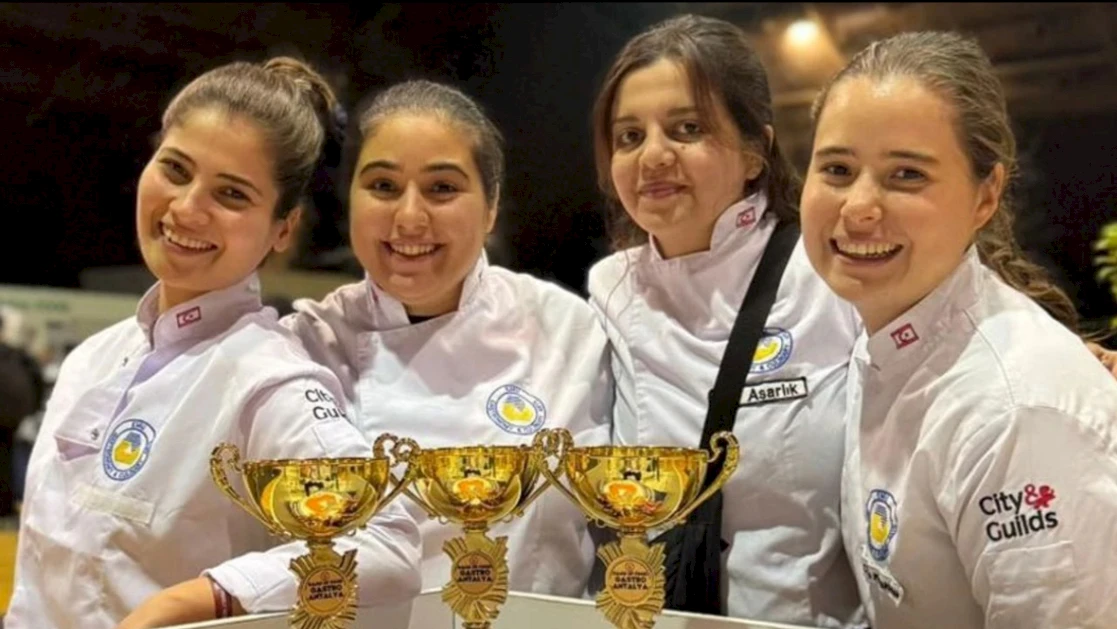 Φοιτητές Γαστρονομίας του DAÜ επέστρεψαν από την Αττάλεια με 3 κύπελλα και 22 μετάλλια