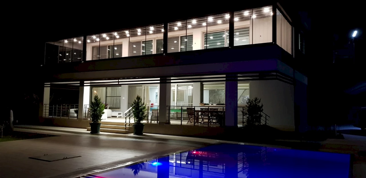 Zum Verkauf: Luxusvilla 5+1 in erster Küstenlinie von Alagadi