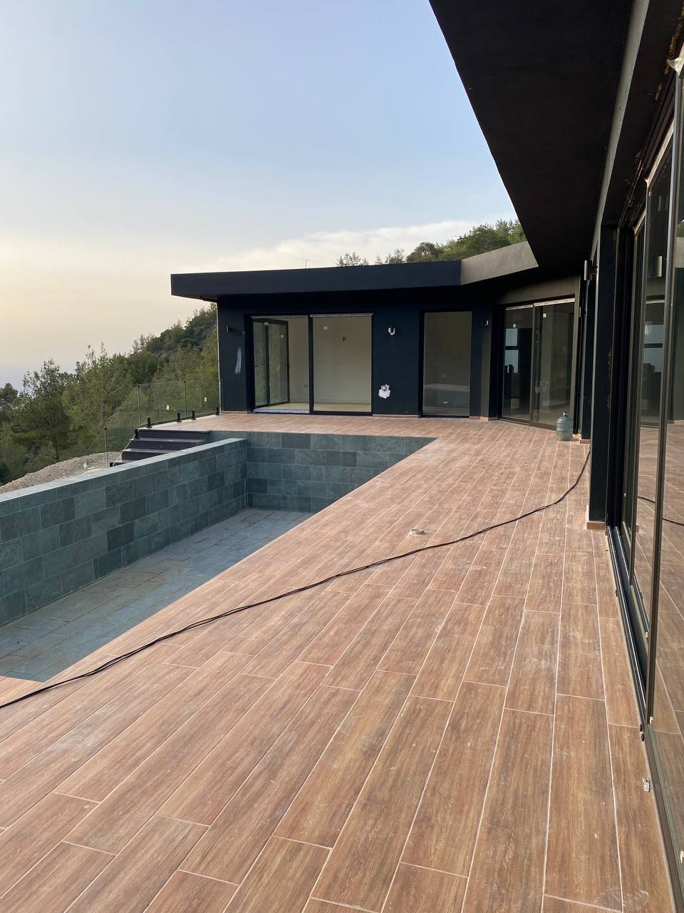 Große Villa mit Pool in den Bergen, abgeschieden in der Natur