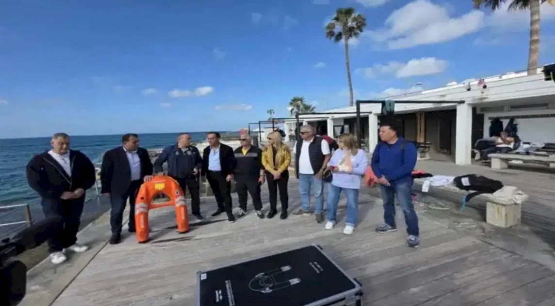 На пляже в Пафосе появился дистанционно управляемый спасательный буй